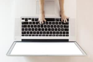 pixelshrink.com blog: photo of dog's paws on laptop